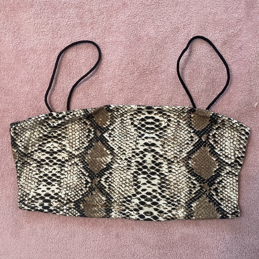 Super cute itty bitty going out top. So soft & a little stretchy. Fits XS-M